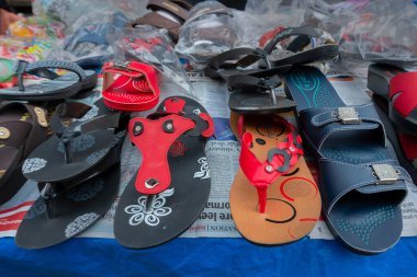 Kolkata, Batı Bengal, Hindistan - 16 Aralık 2018: Ayakkabılar yol kenarında satılığa çıkarıldı. Territy Bazar 'da, Kolkata.