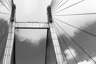 Batı Bengal, Kolkata 'daki 2. Hooghly Köprüsü olarak bilinen nehir Gangsterleri üzerindeki Vidyasagar Setu (Köprü) kabloları. Howrah ve Kolkata 'yı birbirine bağlıyor, En Uzun Kablo - Hindistan' da köprü olarak kaldı. B & W resmi.