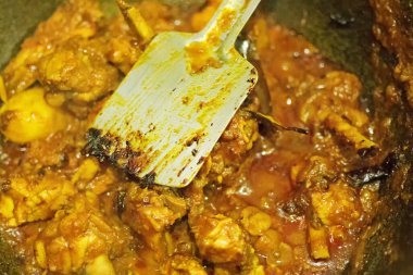 Hint yemeklerinin baharatlı lezzetlerinden biri olan sıcak Hint usulü körili tavuk hazırlığı. Hindistan Asya 'da böyle renkli yiyeceklerle ünlüdür..