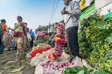 KOLKATA, Batı BENGAL / INDIA - 13 Şubat 2016: Kolkata 'daki kalabalık ve renkli Mallik Ghat veya Jagannath ghat çiçek pazarında çiçek alıp satmak. Asya 'nın en büyük çiçek pazarı..