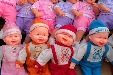 Noel pazarındaki perakende mağazasında satılık renkli ve mutlu oyuncak bebekler, New Market alanı, Kolkata, Batı Bengal, Hindistan.