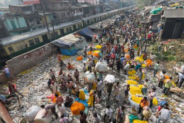 KOLKATA, Batı BENGAL / INDIA - 13 Şubat 2016: Asya 'nın en büyük çiçek pazarlarından biri olan Kolkata' daki kalabalık ve renkli Mallik Ghat veya Jagannath ghat çiçek pazarının üst görüntüsü.