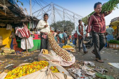 KOLKATA, Batı BENGAL / INDIA - 13 Şubat 2016: Kolkata 'daki kalabalık ve renkli Mallik Ghat veya Jagannath ghat çiçek pazarında çiçek alıp satmak. Asya 'nın en büyük çiçek pazarı..