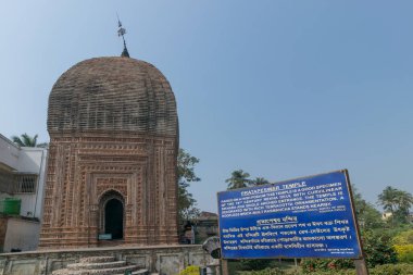 KALNA, Batı BENGAL, Hindistan - 4 Şubat 2018: Pratapeswar Tapınağı 'nın duvarlarında Terracotta dekorasyonları. Terracotta pişmiş ve bir şeyler yapmak için kullanılan kahverengimsi kırmızı bir kil..