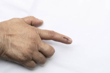 Yaşlı bir Hintli kadın oy kullandı, oy hakkını kullandı ve işaret parmağını dövdürdü. Hindistan dünyanın en büyük demokratik ülkesidir ve hükümetler Hintlilerin oylamasıyla kurulur..