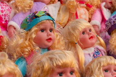 Noel pazarında, New Market bölgesinde, Kolkata, Batı Bengal, Hindistan 'daki perakende mağazasında satılık renkli küçük sarışın bebekler..