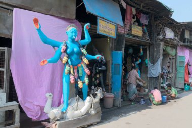 KUMARTULI, KOLKATA, INDIA - 10 Ekim 2014 - Kali Puja için Tanrıça Kali 'nin kil putunu hazırlayan sanatçı, Tanrıça Kali' ye tapan Hindu Deepavali veya Diwali festivali.