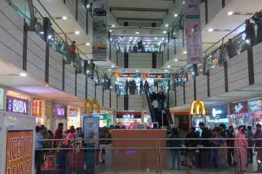 HOWRAH, BATI BENGAL, İNDİA - 8 Temmuz 2018: Avani Riverside Mall, Shibpur of Howrah 'da süpermarket lobisi. Sıradan insanlar için büyük bir perakende mağazası..