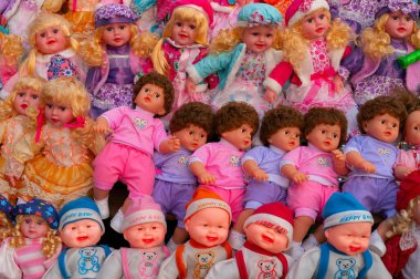 Noel pazarındaki perakende mağazasında satılık güzel oyuncak bebekler, Yeni Pazar alanı, Kolkata, Batı Bengal, Hindistan.