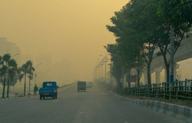 KOLKATA, Batı BENGAL, INDIA - Kasım 27 2016: Rajarhat and Newtown road of Kolkata - Kolkata havaalanına giden bir yol. Kış sabahı çekimi.