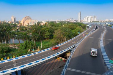 Kolkata, Batı Bengal, Hindistan - 1 Ocak 2016: Parama Adası üstgeçidinde trafik manzarası, halk arasında Ma veya Maa üstgeçidi olarak bilinir - uzun bir üstgeçit.