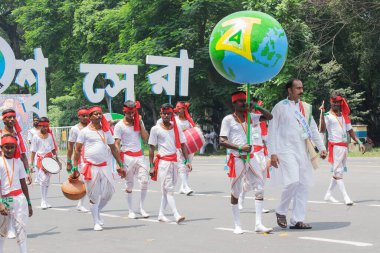 KOLKATA, Batı BENGAL / INDIA - 15 AĞUSTOS 2016: Hindistan 'ın Bağımsızlık Günü mitinginde ellerinde müzik enstrümanlarıyla yürüyen halk dansçıları. Hindistan 'ın her yerinde kutlama günü.
