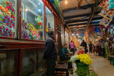 Kolkata, Batı Bengal, Hindistan - 29 Aralık 2019: Çiçek pazarı içinde çiçek sergisi, akşam yeni pazar alanı. Kolkata 'nın en eski çiçek pazarlarından biri..