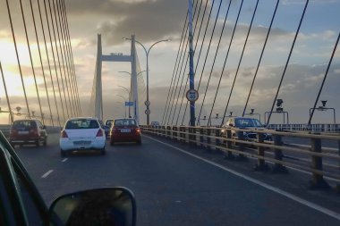 HOWRAH, Batı BEST BENGAL, INDIA - 8 Temmuz 2018: Vidyasagar Setu (Köprü) Ganj Nehri üzerinde, 2. Hooghly Köprüsü. Howrah ve Kolkata 'yı birbirine bağlıyor, En Uzun Kablo - Hindistan' da köprü olarak kaldı. Dramatik gökyüzü.