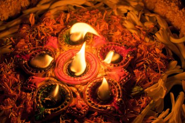 Deepabali, Deepavali ya da Deepawali - ışık festivali, Hindistan 'da ve şimdi tüm dünyada kutlanıyor. Rangoli Diyas - renkli ve süslü mumlar gece karanlığını atmak için yakılır, bu hayırlı vesileyle.