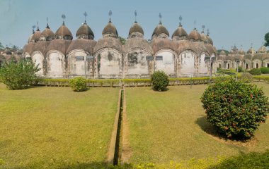 108 Shiva Kalna Tapınağı, Burdwan, Batı Bengal. Lord Shiva 'nın (bir Hindu tanrısı) toplam 108 tapınağı iki eş merkezli daire şeklinde düzenlenmiştir - bir mimari harikası.,