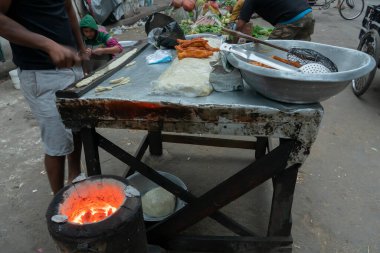 Kolkata, Batı Bengal, Hindistan - 16 Aralık 2018: Ekmek kızartması, Çin kahvaltısı, sabahın köründe Territy Bazar, Kolkata, Batı Bengal, Hindistan 'da satışa sunuluyor..