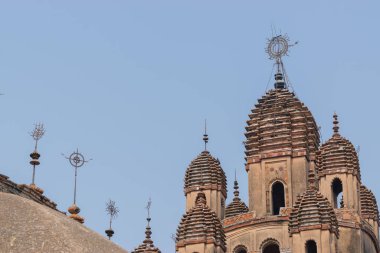 Hindistan Kalna, Batı Bengal 'deki Krishna Chandra Tapınağı adlı ünlü Hindu tapınağının tepesindeki mızraklar ve Terracotta süslemeleri..