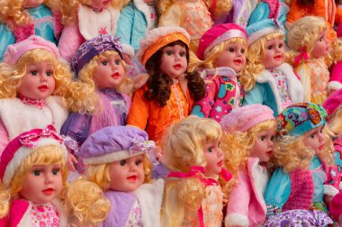 Noel pazarında, New Market bölgesinde, Kolkata, Batı Bengal, Hindistan 'da satılık renkli küçük kız bebekler..