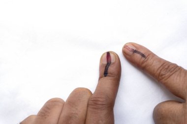 Hint vatandaşları oy kullandı, oy kullanma haklarını kullandı ve işaret parmaklarını dövdürdü. Hindistan dünyanın en büyük demokratik ülkesidir ve hükümetler oylamayla kurulur. Kopyalama alanı ile resim seç.