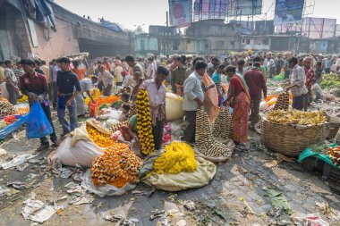KOLKATA, Batı BENGAL / INDIA - 13 Şubat 2016: Kolkata 'daki kalabalık ve renkli Mallik Ghat veya Jagannath ghat çiçek pazarında çiçek alıp satmak. Asya 'nın en büyük çiçek pazarı..