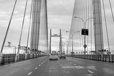 HOWRAH, Batı BEST BENGAL, Hindistan - 7 Ağustos 2016: Vidyasagar Setu (Köprü) Ganj Nehri üzerinde, 2. Hooghly Köprüsü. Howrah ve Kolkata 'yı birbirine bağlıyor, En Uzun Kablo - Hindistan' da köprü olarak kaldı. B & W.