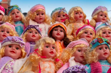 Noel pazarında, New Market bölgesinde, Kolkata, Batı Bengal, Hindistan 'da satılık renkli küçük kız bebekler..