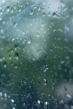 Camlara düşen yağmur damlaları, soyut bulanıklıklar - Kolkata 'nın (eski adıyla Kalküta) muson stok görüntüsü, Batı Bengal, Hindistan