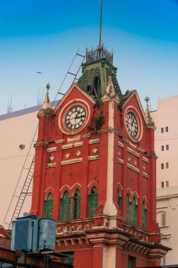 Kolkata, Batı Bengal, Hindistan - 29 Aralık 2019: New Market, Kolkata 'nın tarihi saat kulesi, Huddersfield' dan getirildi ve 1930 yılında kuruldu. Eski bir sanat eseri..