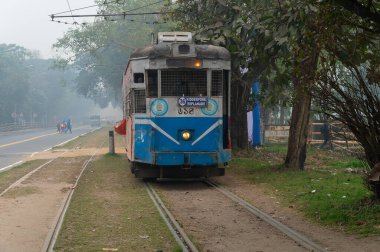 Kolkata, Batı Bengal, Hindistan - 23 Ocak 2020: Elektrik tramvayı Kolkata Maidan bölgesinden geçiyor. Hindistan 'da çalışan tek tramvay sistemi ve 100 yıllık Asya' daki en eski tramvay sistemidir..