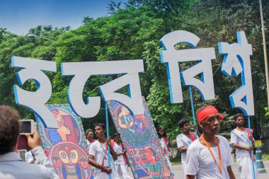 KOLKATA, Batı BENGAL / INDIA - 15 AĞUSTOS 2016: Hindistan 'ın Bağımsızlık Günü mitinginde ellerinde müzik enstrümanlarıyla yürüyen halk dansçıları. Hindistan 'ın her yerinde kutlama günü.