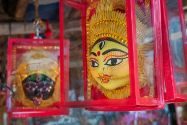 Hint Hindu Tanrıçaları Durga ve Kali, Hint mantarı Shola 'dan yapılma satılık sergiler. Sanat eserlerine oyulmuş süt beyazı bir sünger-ahşaptır. Kolkata Caddesi, Batı Bengal, Hindistan