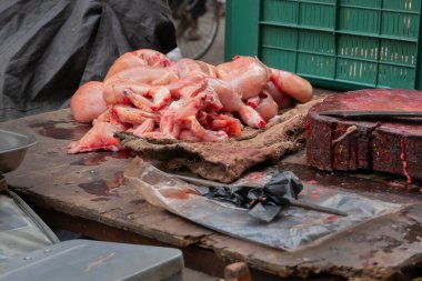 Satılık tavuk eti yol kenarındaki tekerlek sepetine konmuş. Territy Bazar, Kolkata, Batı Bengal, Hindistan.