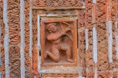 Terracotta sanat eserleri, Hindistan 'ın Batı Bengal kentindeki Kalna Lalji Tapınağı' nın tapınak duvarlarında bulunur. Yanmış tuğlalardan yapılmış ünlü bir sanat eseridir..