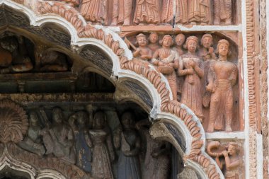 Kalna, Batı Bengal, Hindistan 'daki Pratapeswar Tapınağı' nın duvarlarında terracotta süslemeleri var. Terracotta pişmiş ve bir şeyler yapmak için kullanılan kahverengimsi kırmızı bir kil..