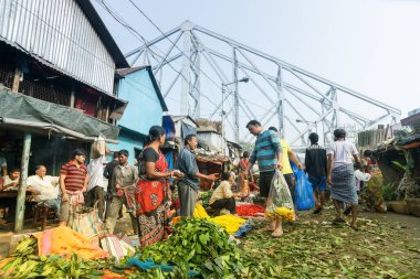 KOLKATA, Batı BENGAL / INDIA - 13 Şubat 2016: Kolkata 'daki kalabalık ve renkli Mallik Ghat veya Jagannath ghat çiçek pazarında çiçek alıp satmak. Asya 'nın en büyük çiçek pazarı..