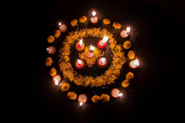 Widok Góry Rangoli Kwiaty Umieścić Kręgu Świece Lub Diyas Umieszczone — Zdjęcie stockowe