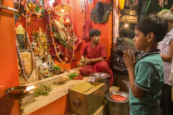 Kolkata West Bengal Índia Maio 2017 Sacerdote Hindu Adorando Lord — Fotografia de Stock