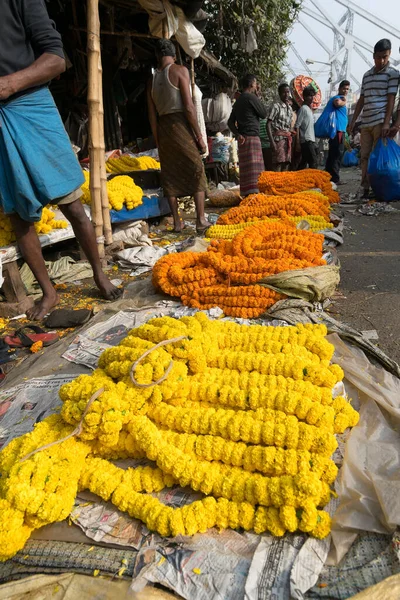 コルカタ 西ベンガル インド 2016年2月13日 コルカタの混雑したカラフルなMallik GhatまたはJagannath Ghatフラワーマーケットで花の売買 アジア最大の花市場 — ストック写真