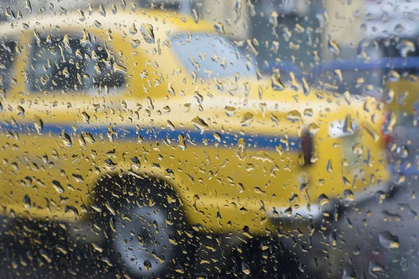 雨滴落在玻璃上 抽象的模糊 印度西孟加拉邦加尔各答 旧称加尔各答 市传统黄色出租车的季风鱼群形象 — 图库照片
