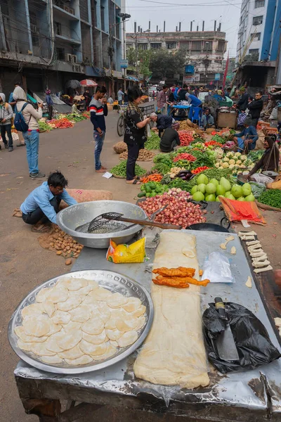 2018年12月16日 インド 西ベンガル州コルカタにて 中華料理の朝食 パンフライ を準備中 野菜は販売されています テリティバザールでの販売のための路上で朝 コルカタ — ストック写真