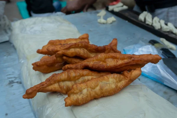 パン炒め 中国の朝食は 午前中に準備されているテリティバザール コルカタ 西ベンガル インドでの販売のための通り — ストック写真