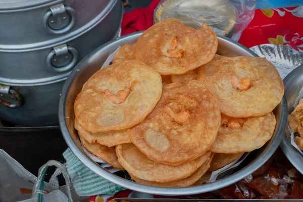 インドの西ベンガル州コルカタのTerrity Bazarrでは 中国のエビが入ったインドのPurisが販売されています コルカタでとても人気のあるストリートフードです — ストック写真