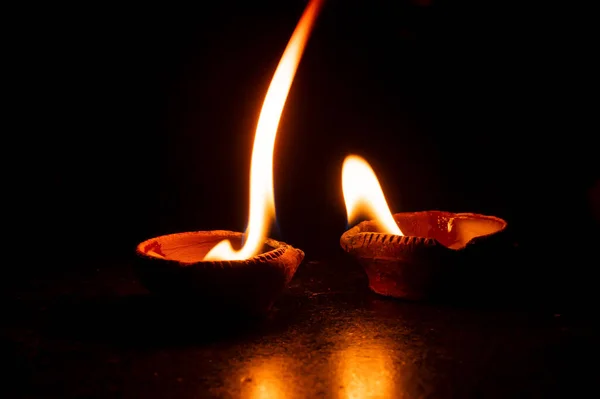 Laag Uitzicht Kaarsen Diya Deepawali Lichten Nachts Donkere Achtergrond Stock — Stockfoto