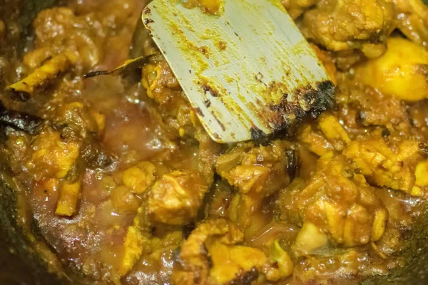 음식의 진미중 하나인 뜨거운 닭고기 카레를 준비를 인도는 아시아에서 맛있는 — 스톡 사진