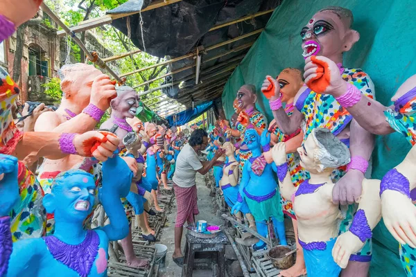 クマルティ コルカタ インド 2014年10月10日 プジョーで使用される女性の悪魔の粘土の偶像を準備するアーティスト 女神カリの崇拝 DeepavaliまたはDiwaliのヒンズー教の祭り — ストック写真