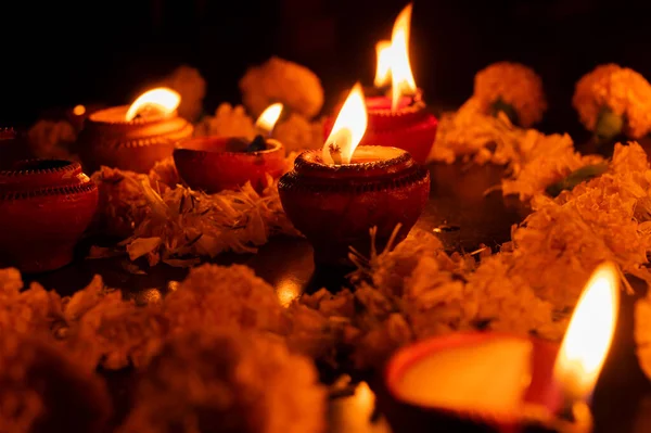 Vista Ángulo Muy Bajo Flores Rangoli Velas Diyas Luces Deepawali —  Fotos de Stock