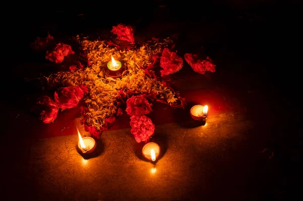 Vista Laterale Fiori Rangoli Candele Fai Collocati Accanto Loro Diwali — Foto Stock
