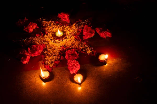 Vista Lateral Las Flores Rangoli Velas Diyas Colocadas Lado Medias — Foto de Stock