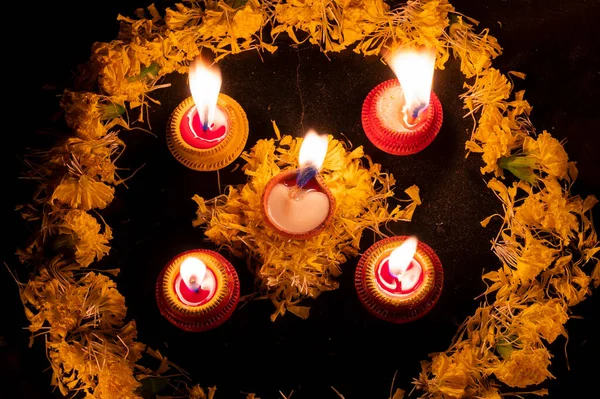 Вид Зверху Квіти Ранголі Покладені Навколо Кола Свічки Або Діани — стокове фото